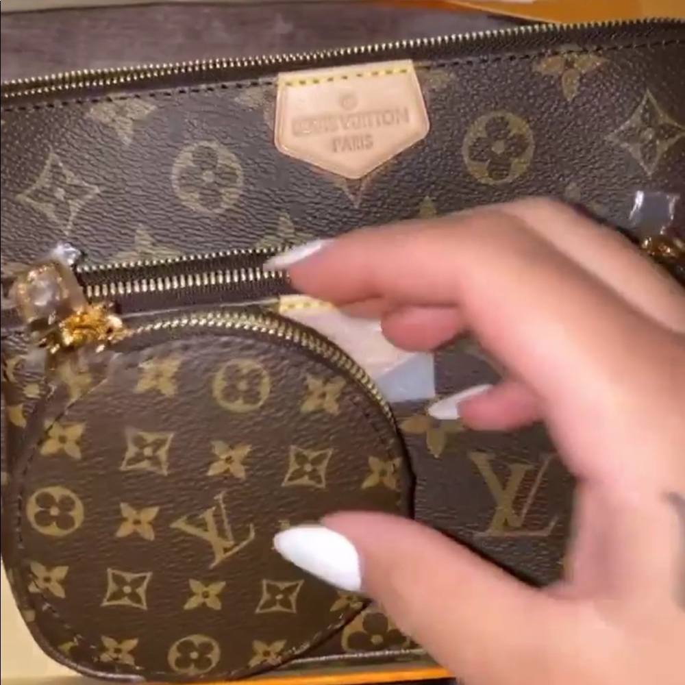 LOUIS VUITTON
Monogram Multi Pochette